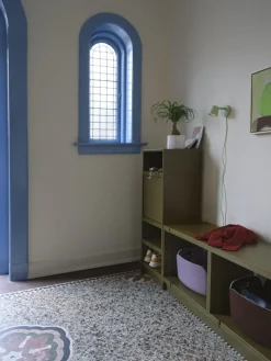 Muuto Stackad hyllmodul med dörr, medium, brungrön