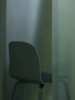 Muuto Visu stol, träben, mörkgrön