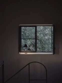 New Works Brolly bärbar bordslampa, svart stål