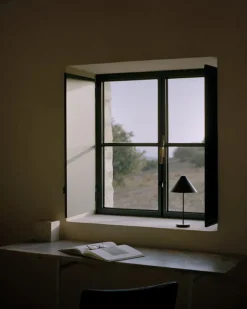 New Works Brolly bärbar bordslampa, svart stål