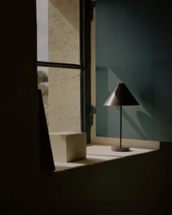 New Works Brolly bärbar bordslampa, svart stål