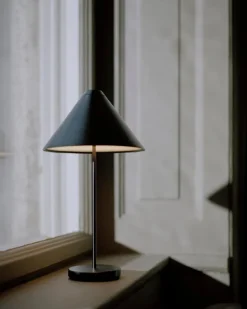 New Works Brolly bärbar bordslampa, svart stål