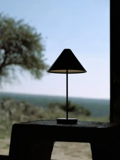 New Works Brolly bärbar bordslampa, svart stål