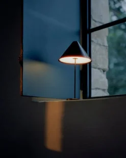 New Works Brolly bärbar bordslampa, svart stål