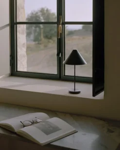 New Works Brolly bärbar bordslampa, svart stål