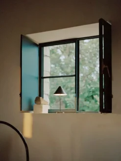 New Works Brolly bärbar bordslampa, svart stål