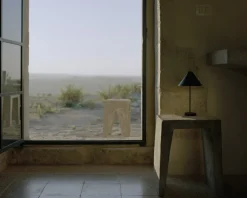 New Works Brolly bärbar bordslampa, svart stål