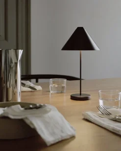 New Works Brolly bärbar bordslampa, svart stål