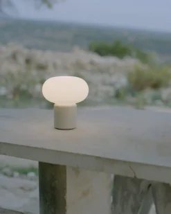 New Works Karl-Johan bärbar bordslampa, ljusgrå