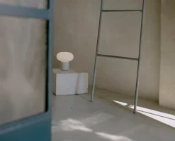 New Works Karl-Johan bärbar bordslampa, ljusgrå