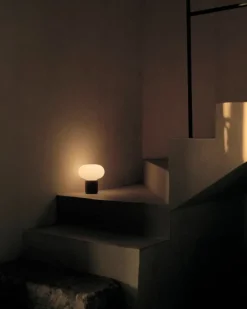 New Works Karl-Johan bärbar bordslampa, kallt svart