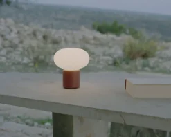 New Works Karl-Johan bärbar bordslampa, jordröd