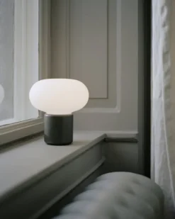 New Works Karl-Johan bärbar bordslampa, skogsgrön