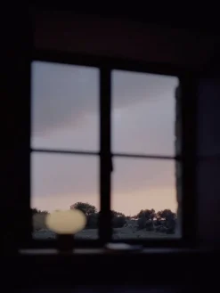 New Works Karl-Johan bärbar bordslampa, skogsgrön