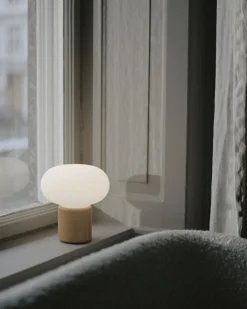 New Works Karl-Johan bärbar bordslampa, ockragul