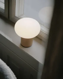 New Works Karl-Johan bärbar bordslampa, ockragul