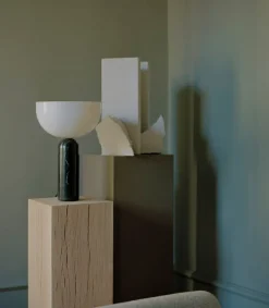 New Works Kizu bordslampa, stor, svart marmor