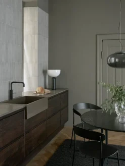 New Works Kizu bordslampa, stor, svart marmor