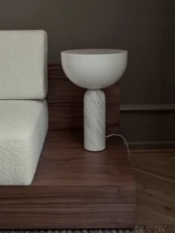 New Works Kizu bordslampa, stor, vit marmor