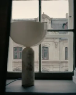 New Works Kizu bordslampa, stor, Kunis Breccia-marmor