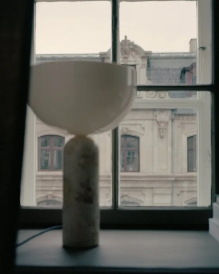 New Works Kizu bordslampa, stor, Kunis Breccia-marmor