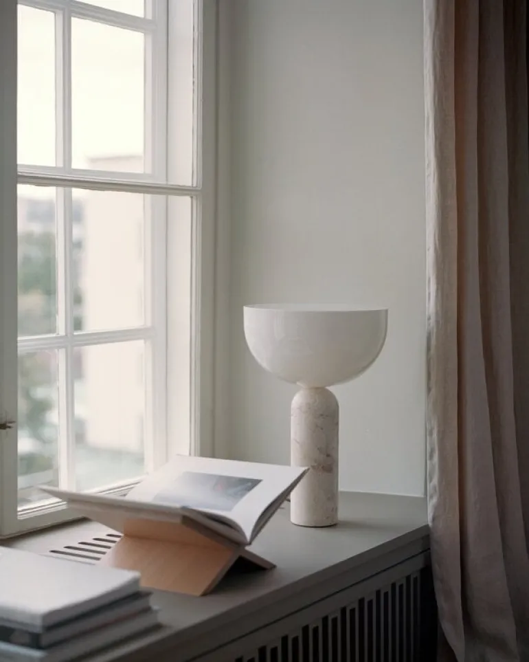 New Works Kizu bordslampa, stor, Kunis Breccia-marmor