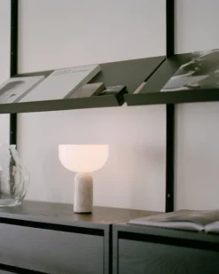 New Works Kizu bärbar bordslampa, Kunis Breccia-marmor