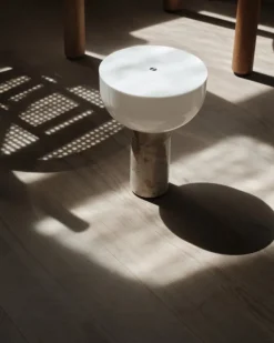 New Works Kizu bärbar bordslampa, Kunis Breccia-marmor