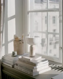 New Works Kizu bärbar bordslampa, Kunis Breccia-marmor