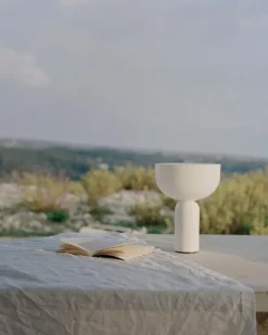 New Works Kizu bärbar bordslampa, vit marmor