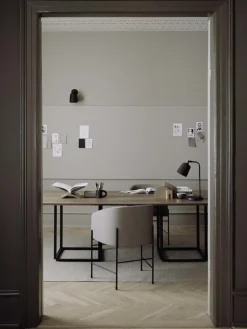 New Works Material bordslampa, rökt ek