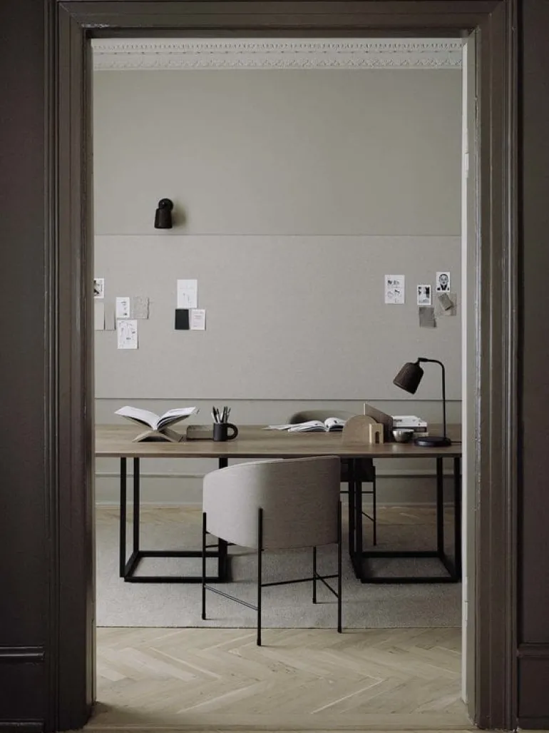 New Works Material bordslampa, rökt ek