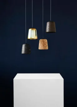 New Works Material pendellampa, blandad kork