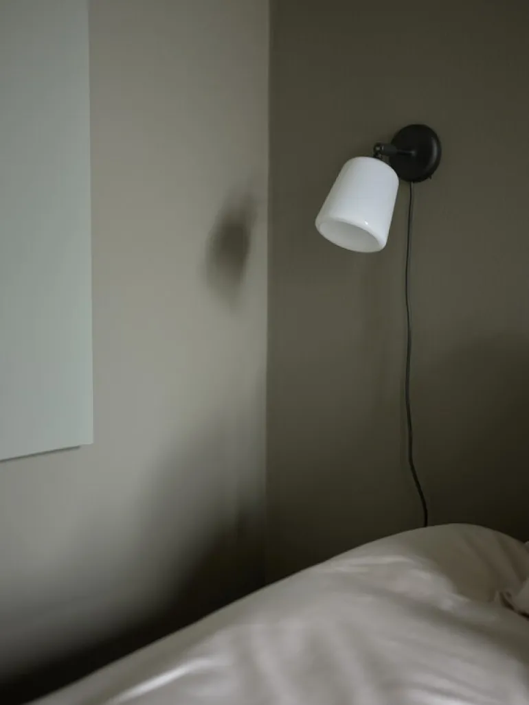 New Works Material vägglampa, opalglas