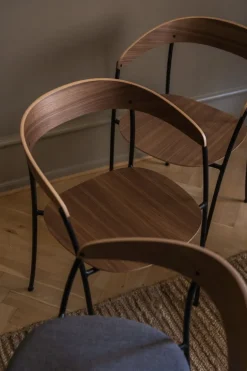 New Works Missing karmstol, lackerad valnöt - svart