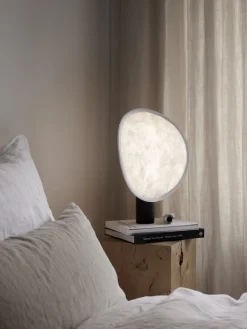 New Works Tense bärbar bordslampa, svart