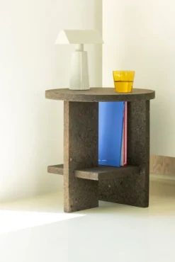 Nine Tee sidobord, runt, rökt kork