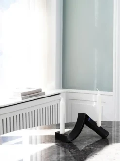 Normann Copenhagen Crooked Two, ljusstake, brons