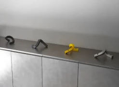 Normann Copenhagen Crooked Two, ljusstake, grå