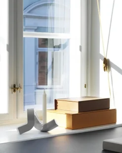 Normann Copenhagen Crooked One, ljusstake, varmgrå