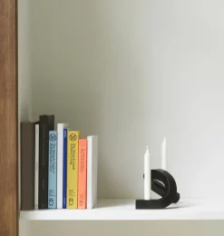 Normann Copenhagen Crooked One, ljusstake, brons