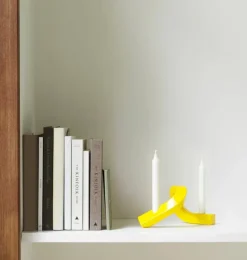 Normann Copenhagen Crooked Two, ljusstake, gul