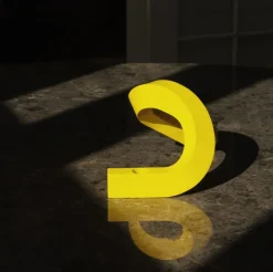 Normann Copenhagen Crooked Two, ljusstake, gul