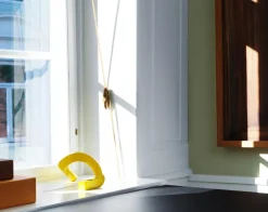 Normann Copenhagen Crooked Two, ljusstake, gul