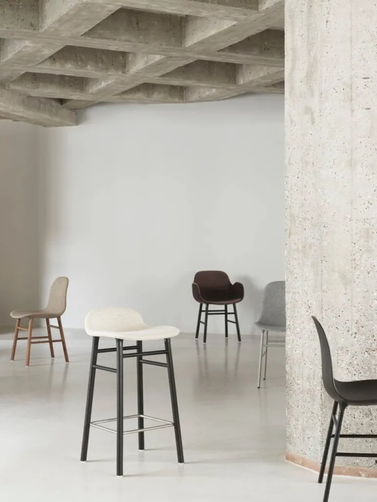 Normann Copenhagen Form barstol, 65 cm, svart ek - Main Line Flax 20