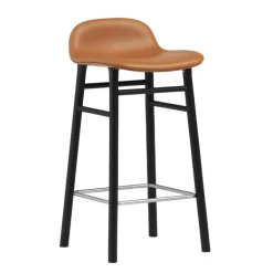 Normann Copenhagen Form barstol, 65 cm, svart ek - brandy läder Ultra