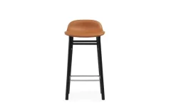 Normann Copenhagen Form barstol, 65 cm, svart ek - brandy läder Ultra