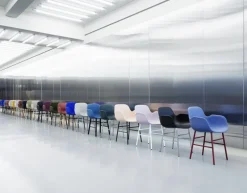 Normann Copenhagen Form fåtölj, svart stål - brandyfärgat Ultra-läder