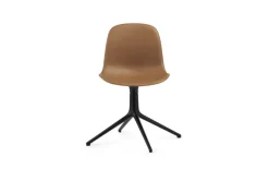 Normann Copenhagen Form Swivel 4L stol, svart - brandy läder Ultra