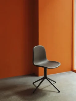 Normann Copenhagen Form Swivel 4L stol, svart - brandy läder Ultra